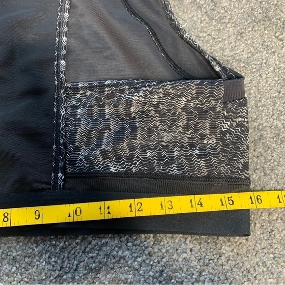 2XU high neck mesh printed athletic sports bra - Picture 8 of 8